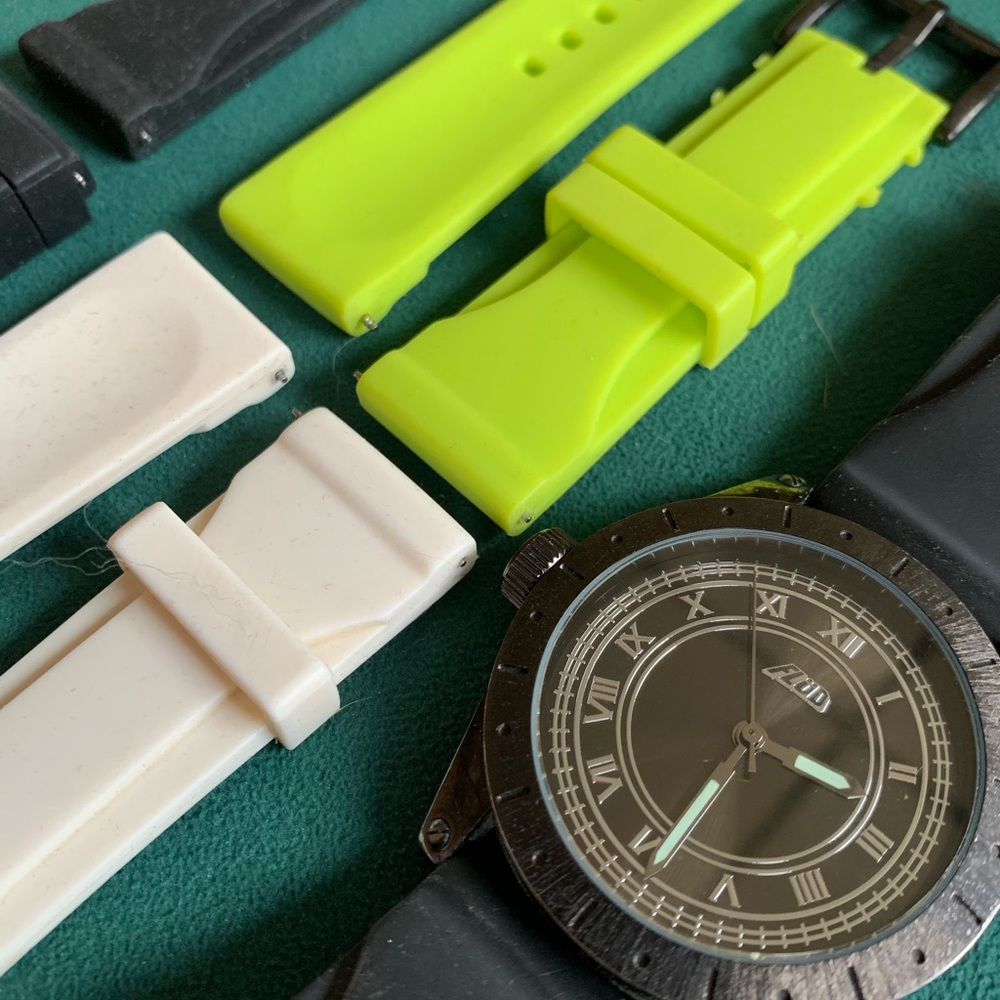 Mint condition FLUD men’s watch w. 4 sets of strap